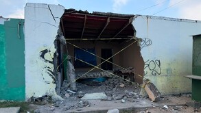 Un camión recolector de material chocó contra una vivienda en la colonia Croc, en Monterrey; la propietaria denunció los daños.