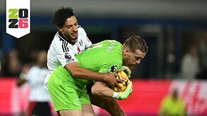 Raúl Jiménez enfrentando a Jordan Pickford.