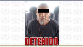un hombre detenido con los ojos cubiertos