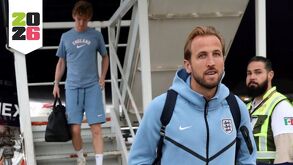Harry Kane bajando del avión en el aeropuerto de Toluca.