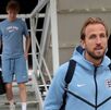 Harry Kane bajando del avión en el aeropuerto de Toluca.
