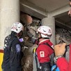 Ingenieros trabajando durante los rescates en Venezuela tras los terremotos.