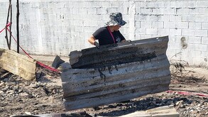 Un incendio consumió 17 viviendas improvisadas en Santa Catarina, dejando a más de 50 personas afectadas y a casi 10 familias sin hogar.