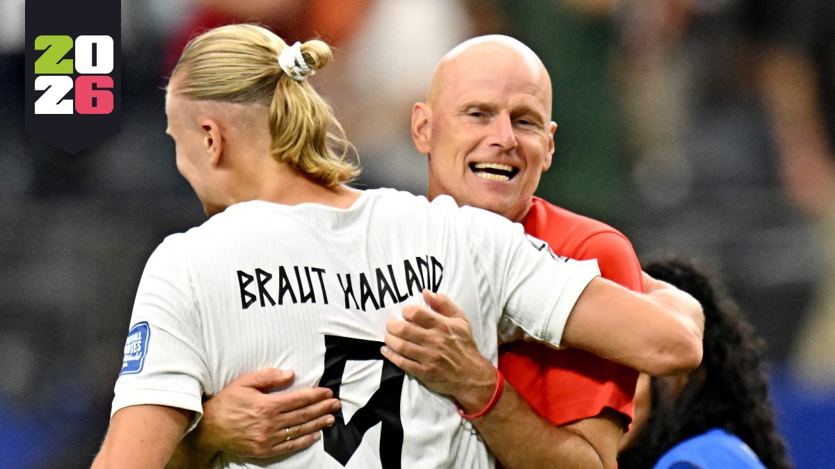 Ståle Solbakken abrazando y festejando con Erling Haaland la clasificación a 8vos de Final en el Mundial 2026.