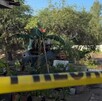 Fuerte movilización policial en El Salto tras el macabro hallazgo de un joven sin vida, atado de manos y oculto en un contenedor. Detalles aquí.