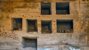 Algunas de las siete tumbas de superficie construidas en piedra caliza descubiertas en el yacimiento arqueológico de Marina el-Alamein en Egipto