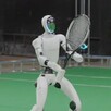 Robot chino manufacturado por unitree aprendiendo a jugar tenis en vivo, imitando las jugadas de jugadores reales.