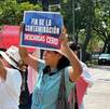 Mujer con cartel