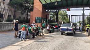 Aficionados afuera del Parque Fundidora en Monterrey.