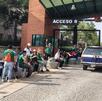 Aficionados afuera del Parque Fundidora en Monterrey.