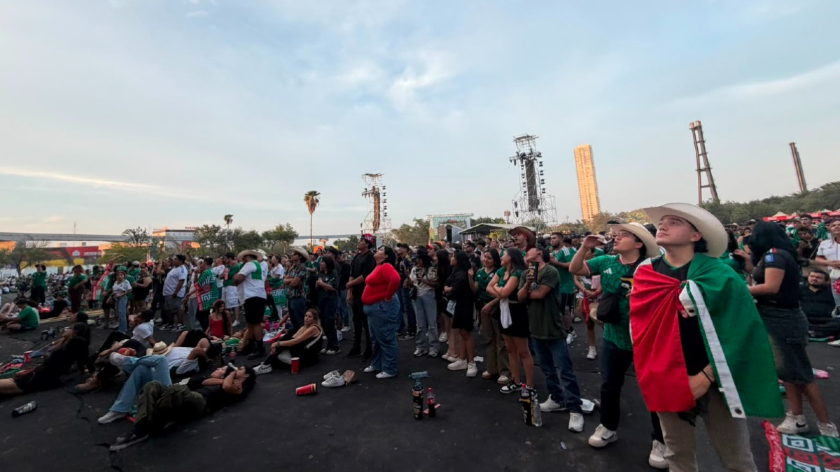 Aficionados prestan atención a cada momento del partido