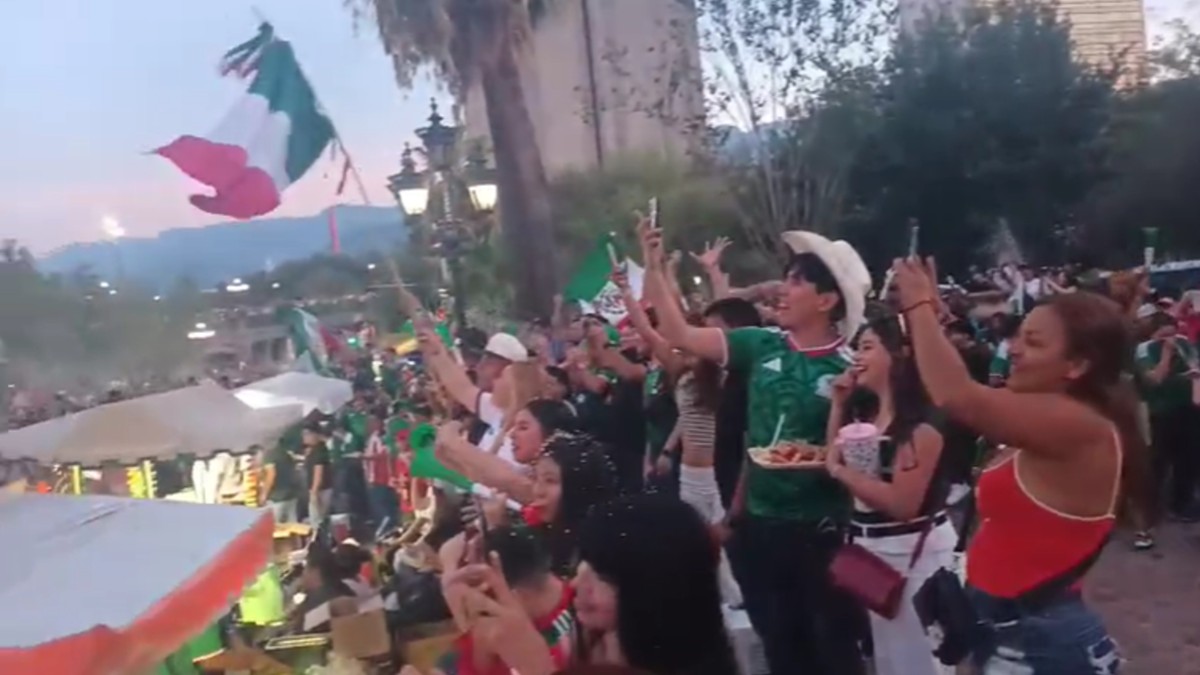 Aficionaos celebran el primer gol de México en la Macroplaza.