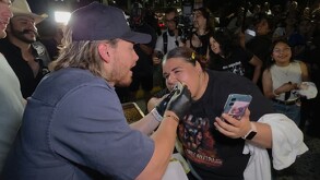 Aldo de Nigris dando carne asada en Monterrey.