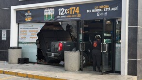 Camioneta estrellada en tienda en San Nicolás.