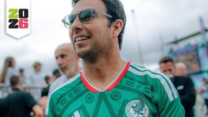Checo Pérez con la playera de la Selección Mexicana en el Gran Premio de Gran Bretaña.