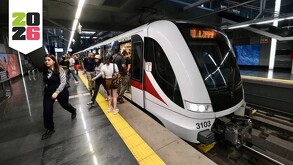 Unidad de la Línea 3 del Tren Ligero en Guadalajara arribando a una estación con personas descendiendo al andén