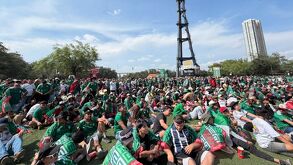 Aficionados en el Fan Fest de Monterrey antes del partido de la Selección Mexicana frente a Inglaterra.