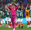 Raúl 'Tala' Rangel festejando en el Estadio Azteca la victoria de México ante Ecuador en los 16vos de Final del Mundial 2026.