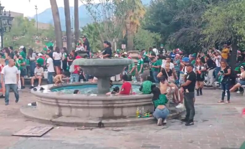 Niños se bañan en la fuente durante pausa de hidratación.