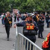 Personal de seguridad revisa a los aficionados en los accesos a Paseo de la Reforma para las pantallas gigantes.