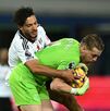 Raúl Jiménez enfrentando a Jordan Pickford.