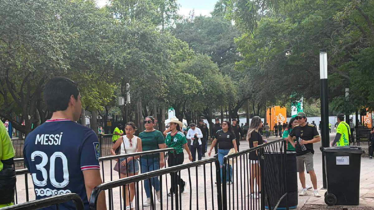 Siguen llegando aficionados al Fan Fest.