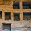 Algunas de las siete tumbas de superficie construidas en piedra caliza descubiertas en el yacimiento arqueológico de Marina el-Alamein en Egipto