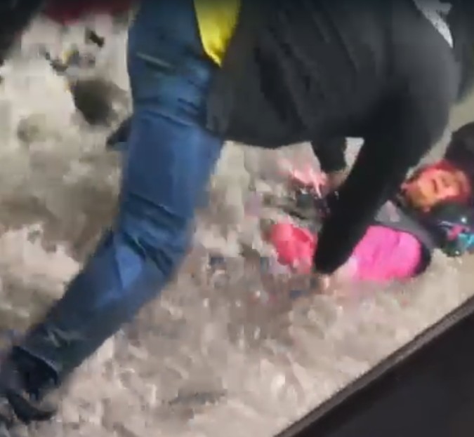 Mujer se queda atrapada en Vía Morelos