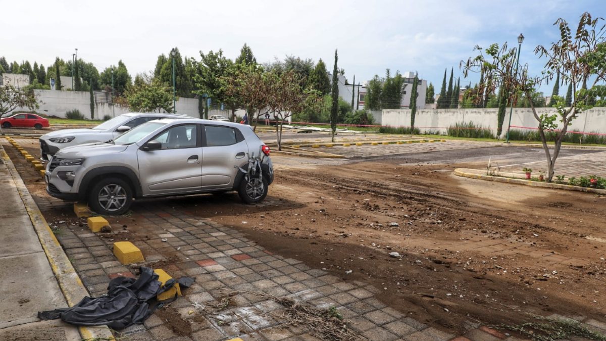 Zona invadida por la tierra debido a la inundación en un fraccionamiento de Puebla.