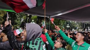 Afición desde el zócalo de Puebla