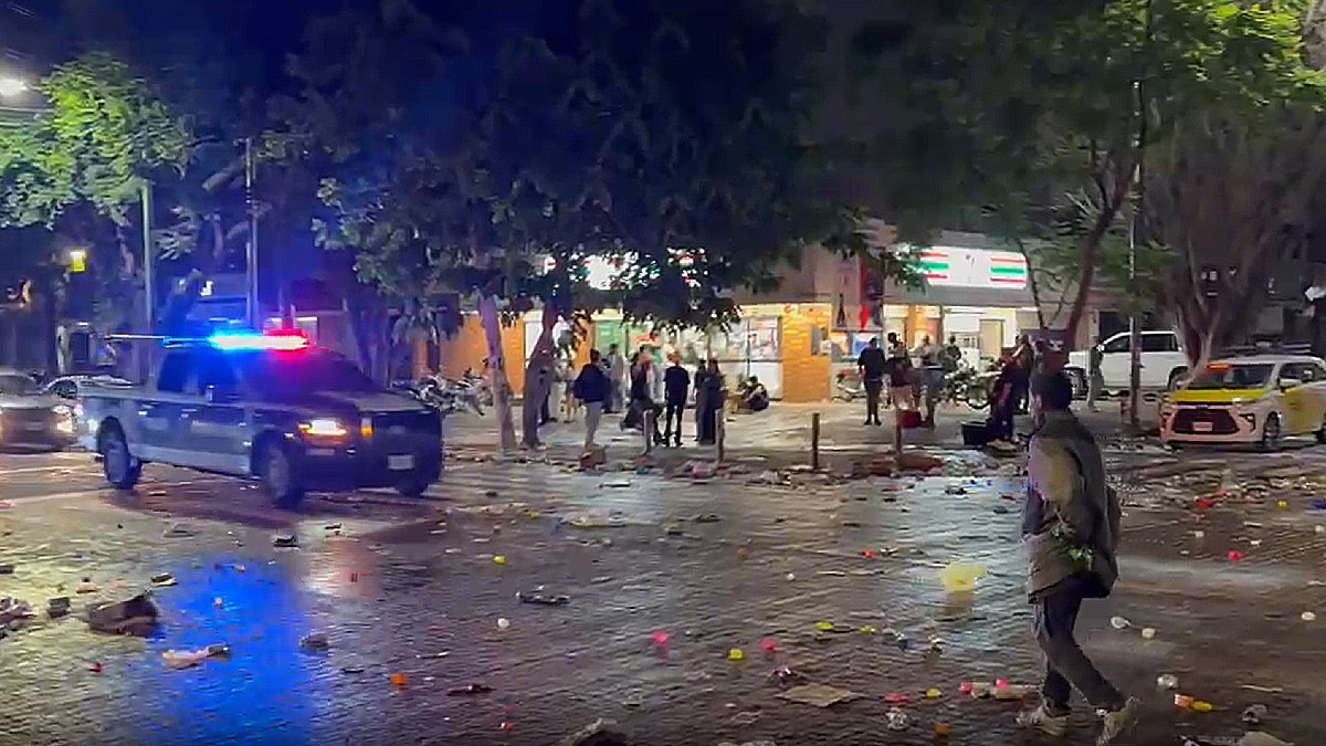 Dos hombres terminaron hospitalizados tras una riña con armas blancas en el cruce de Chapultepec y Vallarta. La Fiscalía ya investiga el caso.