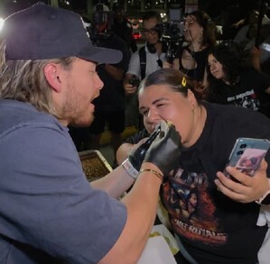 Aldo de Nigris dando carne asada en Monterrey.