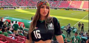 La esposa de Julián Quiñones, Ana Gabriela en el estadio Ciudad de México