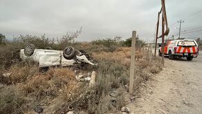 Auto volcado en avenida Fidel Velázquez en Escobedo.