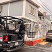 Se observa una patrulla con hombres arriba en medio de la vía pública.