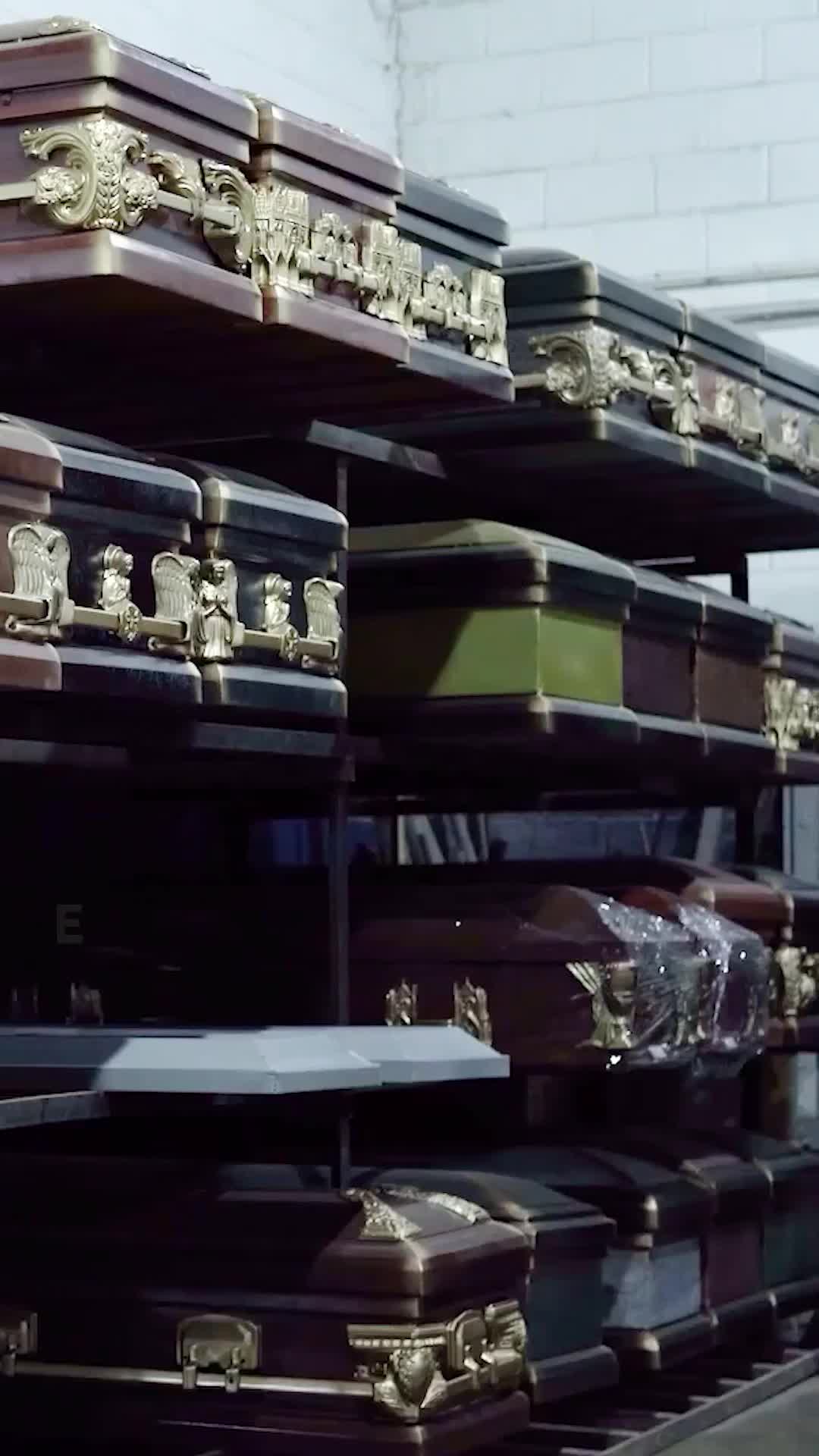 Industrias Araujo, fabricantes de ataúdes de Venezuela, ha convertido parte de su línea de producción en un salvavidas para familias afectadas.