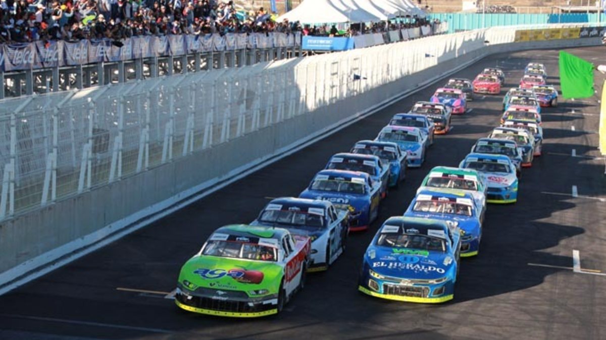 Automóviles de Nascar corren en autódromo durante competencia