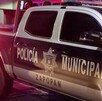 Vista lateral de una patrulla de la Policía de Zapopan detenida en un cruce peatonal con automóviles detrás