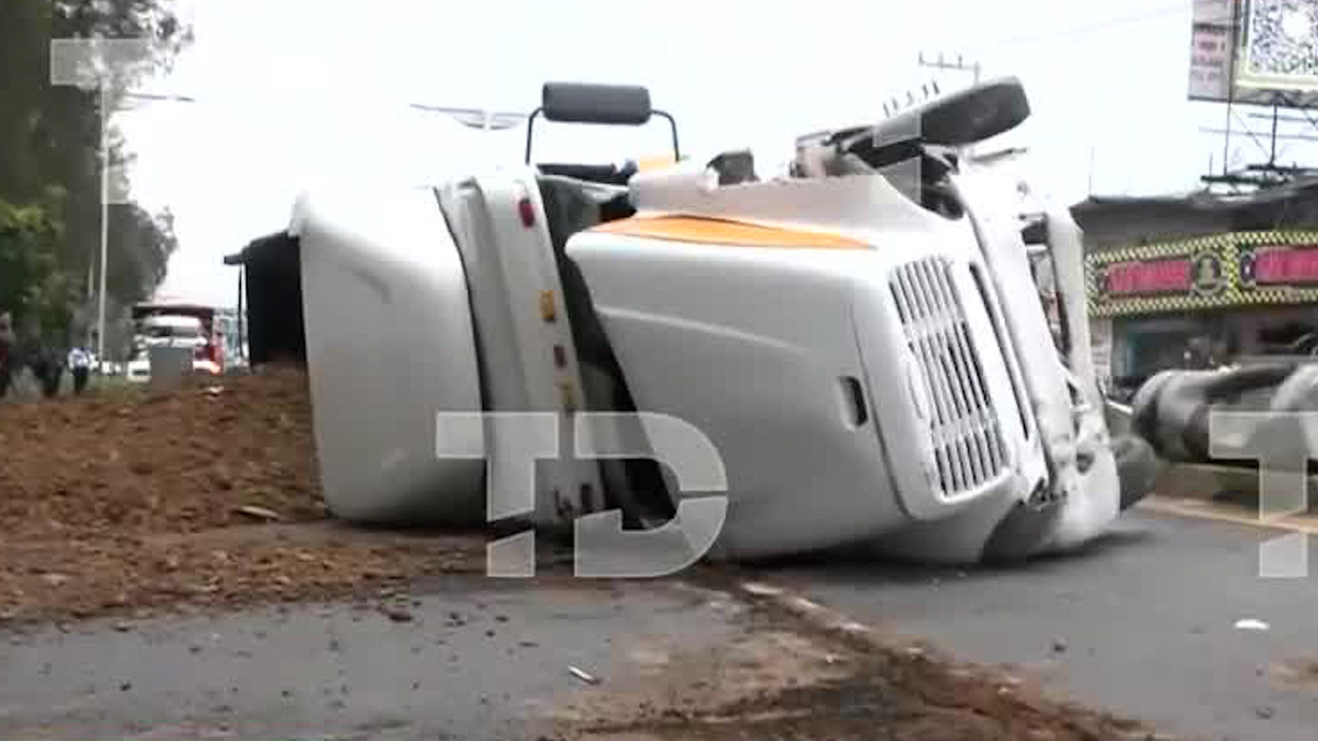 Volcadura de camión en Tecámac cierra México-Pachuca 3 horas. Osvaldo Müller reporta afectaciones a miles de viajeros. Rutas alternas y tiempo de reapertura.