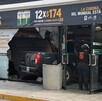 Camioneta estrellada en tienda en San Nicolás.