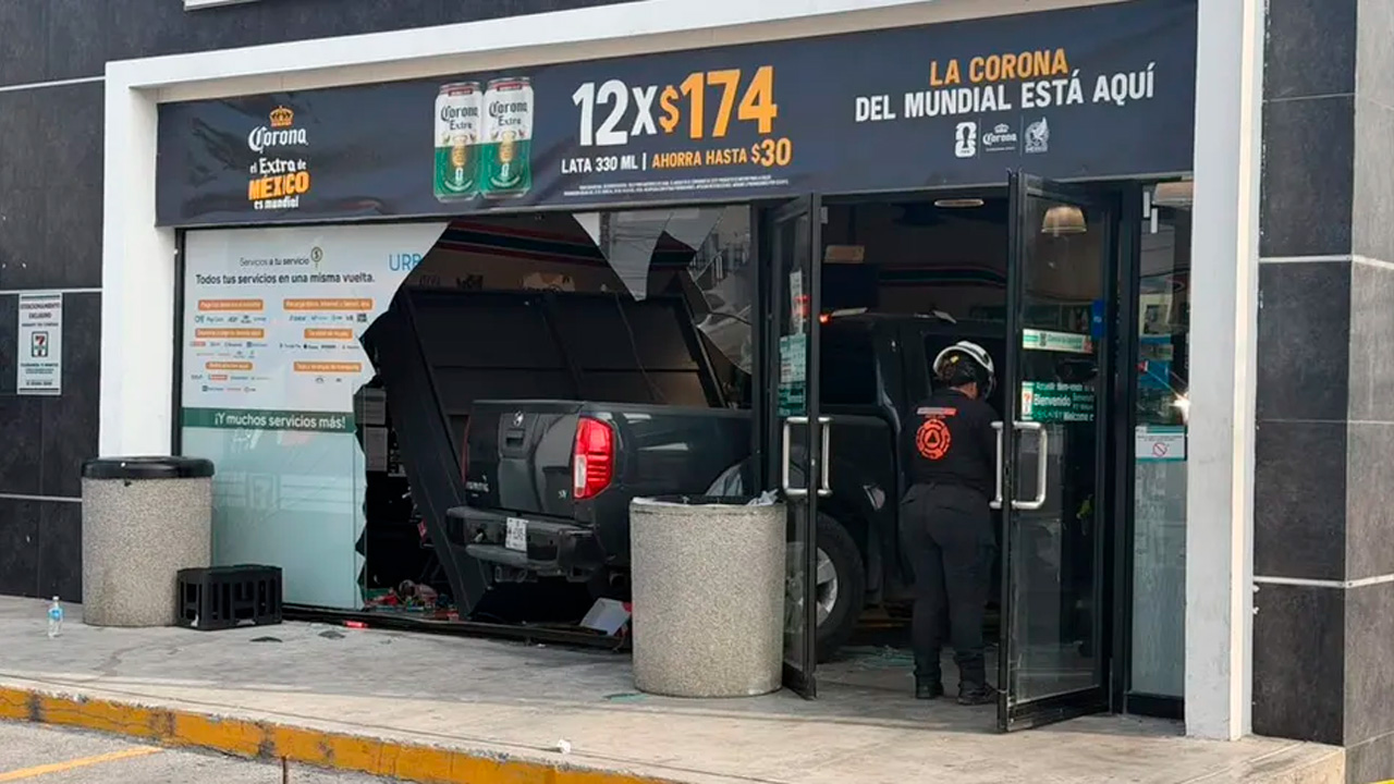 Una camioneta se estrelló contra una tienda de conveniencia en San Nicolás luego de que un adulto mayor presuntamente confundiera el acelerador con el freno.