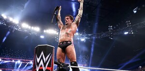 CM Punk hizo su regreso a WWE tras WrestleMania y conquistó su octavo campeonato mundial al derrotar a Sami Zayn en Raw.