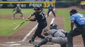 un bateador, un catcher y un umpire en un juego de beisbol del equipo pericos de puebla
