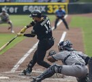 un bateador, un catcher y un umpire en un juego de beisbol del equipo pericos de puebla