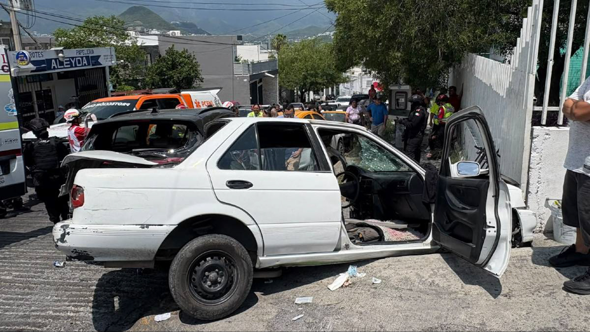 José, 60 años, impactó su Nissan contra jardín de niños en Monterrey. Rescatistas hallaron latas de cerveza en el vehículo. Sin menores en el lugar.