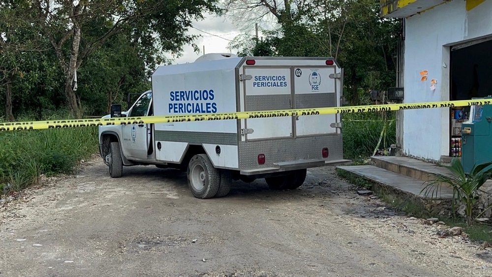 Camioneta de la Fiscalía de Quintana Roo en una escena del crimen.