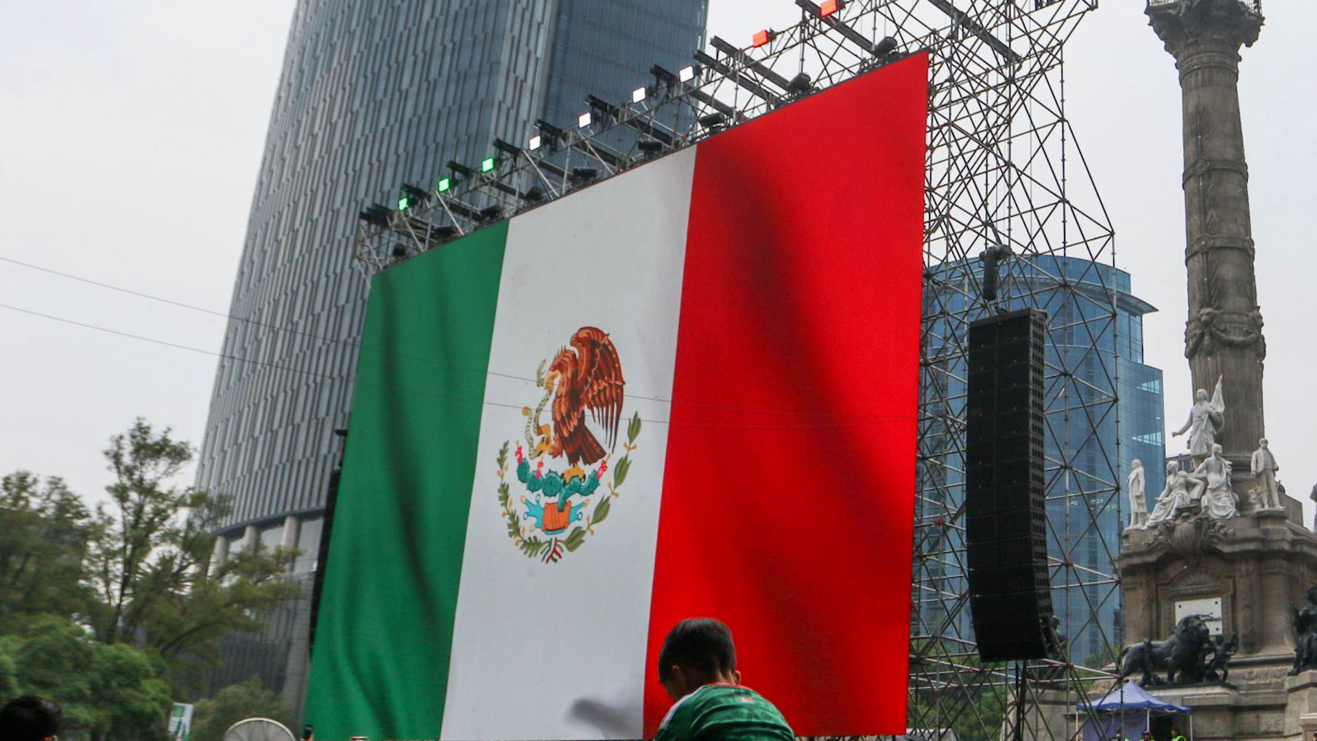 Lizeth González reporta desmontaje de 18 pantallas en Paseo de la Reforma. Trabajadores en arnés retiran estructuras tubulares en cruce con Avenida Hidalgo.