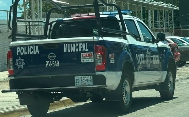 Fiscalía de Desaparecidos interviene la policía de Puerto Vallarta y detiene a una oficial por presunto caso de desaparición forzada.