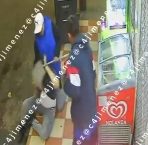 Detienen a dos hombres por asaltar y golpear a trabajador en una tienda de Iztapalapa: se llevaron 400 pesos.