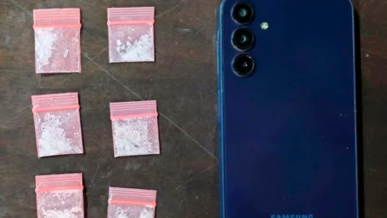 Tres hombres fueron detenidos durante un operativo en el centro de Monterrey tras ser sorprendidos con 18 dosis de una sustancia similar al cristal.